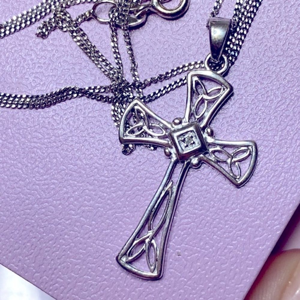 💛 NIB 2009 925 Avon Diamond Cross Necklace